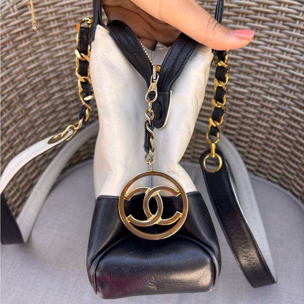 Authentic CHANEL bicolor vintage leather CC navy white leather tote - Picture 7 of 15
